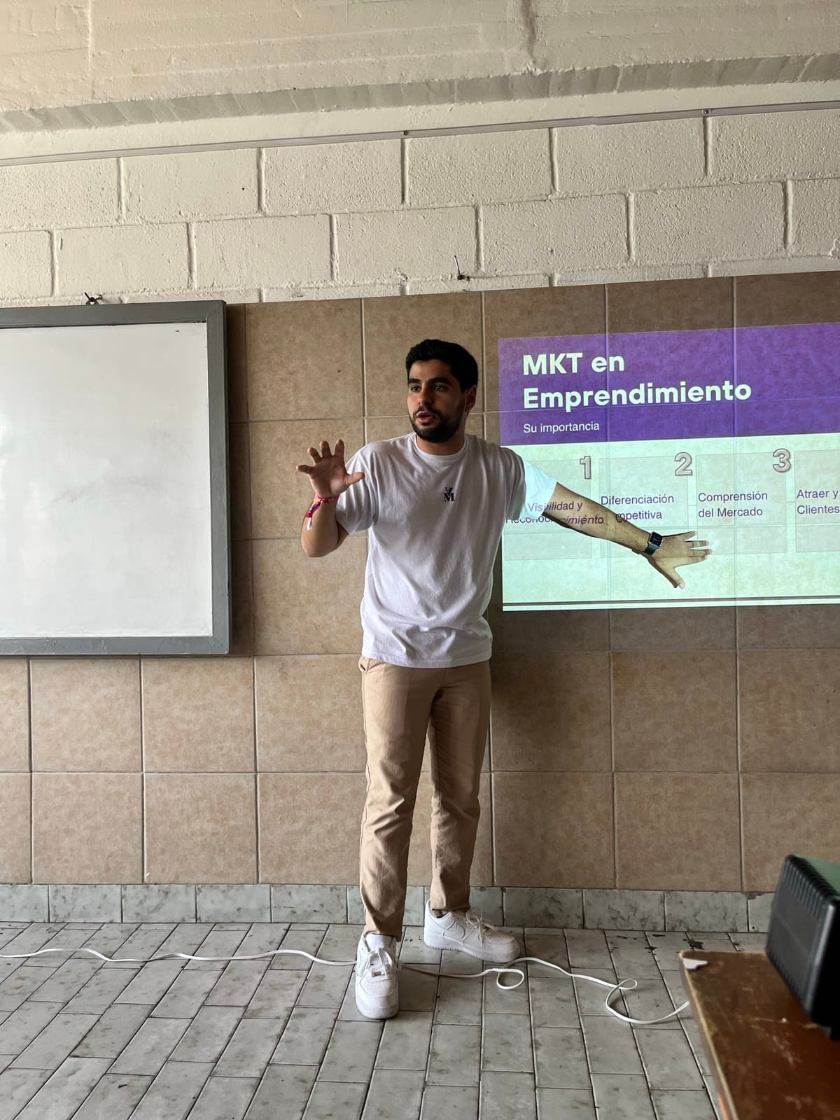 Marcos impartiendo una charla sobre marketing y emprendimiento